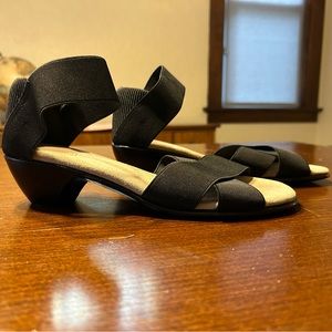 Charleston Shoe Co. low heel black sandals size 8